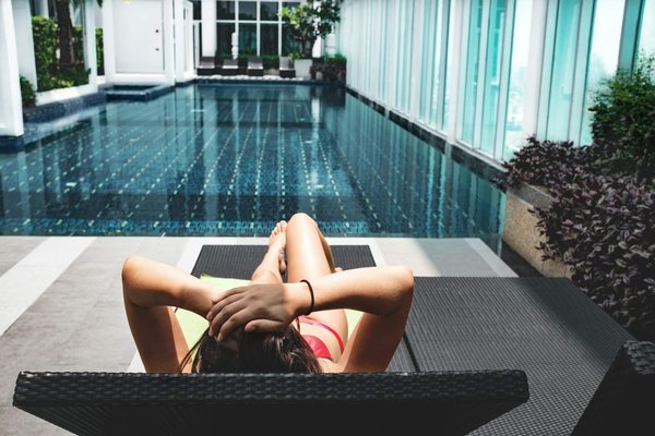 Quelles solutions pour créer un espace de détente au bord d'une piscine ?